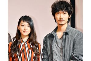 武井咲、綾野剛に撮影で着用した赤いコートを“おねだり” 画像