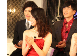 SexyZone・中島健人、佐々木希を抱きしめ「僕と一緒にいてください！」『黒服物語』制作会見 画像