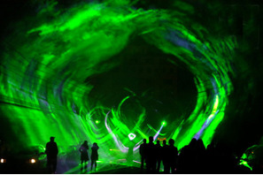 東京の空にオーロラ広がる！ 「森のオーロラ」で秋の夜長を満喫 画像