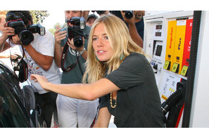 シエナ・ミラー、パパラッチに囲まれてパニック！　号泣!! 画像