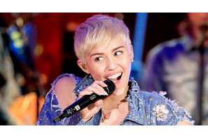 マイリー・サイラス、ホームレスのためにクリスマスパーティーを開催！ 画像