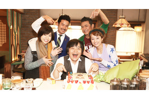 竹野内豊が「あなたは天才です！」　バカリズム“39歳サプライズ誕生祝い”に大照れ 画像