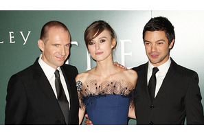 キーラ・ナイトレイ、新作のロンドン・プレミアに彼氏と出席 画像