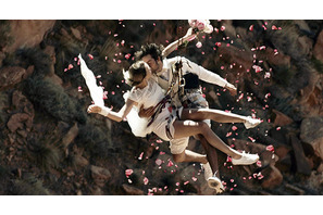 命懸けで“誓いのキス”!?　超ロマンティックな「ウェディング映像」公開 画像