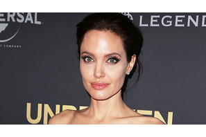 アンジェリーナ・ジョリー、パニック状態のファンを救助 画像