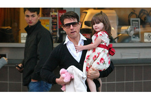 トム・クルーズ、N.Y.の休日に愛娘とアイスクリーム・ショップへ 画像