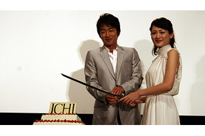 『ICHI』の大沢たかお、綾瀬はるかとの「ケーキカットの写真使わないで（笑）！」 画像
