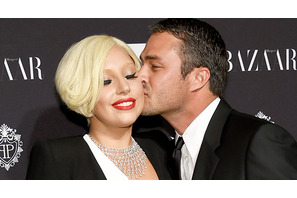 レディー・ガガ、長年の恋人とバレンタインデーに婚約！ 画像