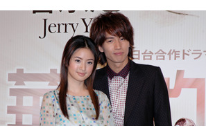 F4のジェリー・イェン来日に2千人出迎え！　日本語で共演者アリエルに「カワイイ」 画像