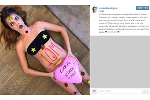 カーラ・デルヴィーニュ、インスタグラム1,000万人フォロワー達成を祝う！ 画像