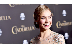 『シンデレラ』のリリー・ジェームズ、”ガラスの靴”の価格は自宅より高い!? 画像