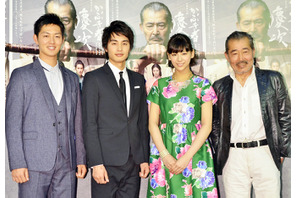 73歳の藤竜也、西内まりやにメロメロ！「うれしー！」と昇龍拳ポーズ 画像