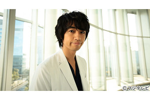 斎藤工、白衣姿で急接近!?　「あんまり無理すんなよ」 画像