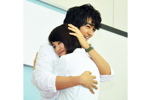 斎藤工、石田ゆり子との抱擁シーンは「浣腸を待つような姿勢」？ 画像