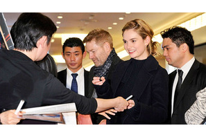 実写版“シンデレラ”女優リリー・ジェームズ初来日！ サプライズに大感激 画像