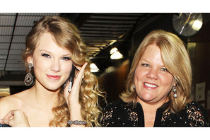 テイラー・スウィフトの母親、ガンの宣告を受ける 画像