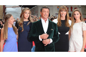 シルヴェスター・スタローン、娘たちは40代になるまで交際禁止!? 画像