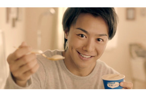 TAKAHIROの笑顔＆「あ～ん」にとろける!?　ベッドでくつろぐ新CM決定 画像