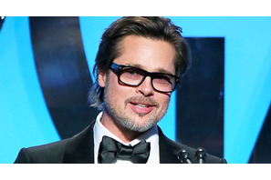 ブラッド・ピット、左頬に負傷した姿でチャリティ・イベントに出席 画像