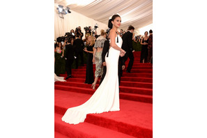 セレーナ・ゴメスのモダンなチャイナドールスタイルをチェック！ 画像