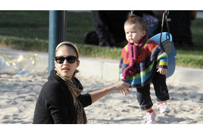 ジェシカ・アルバ、スーパーモデルのママ友と公園で子育て談義 画像