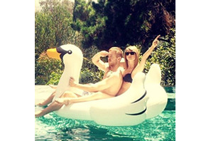 テイラー・スウィフト、カルヴィン・ハリスとのツーショットを初公開！ 画像