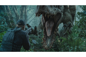 新種恐竜「インドミナス・レックス」の咆哮！ 『ジュラシック・ワールド』迫力の場面写真解禁 画像