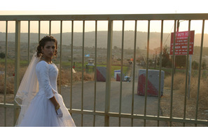 国境線を隔てたドラマに希望を見るか、悲劇を見るか？　『シリアの花嫁』 画像