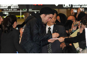 『トワイライト』ロバート・パティンソン来日で成田空港に500名を超すファン殺到 画像