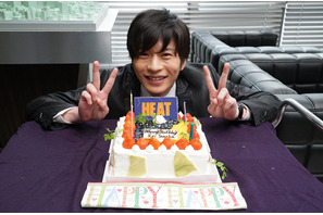 田中圭、誕生日サプライズに終始赤面！「変な汗かいた～」 画像