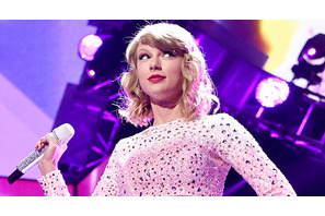 テイラー・スウィフト、ステージ上でハプニングに見舞われる!? 画像