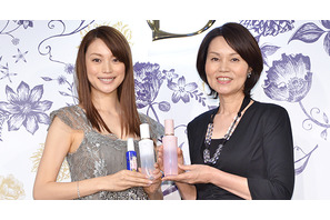 蛯原友里、ふっくらお腹で妊娠発表後初の公の場！ 母とイベント初共演 画像