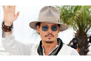 ジョニー・デップ、ジャック・スパロウの扮装で赤ちゃんコウモリに授乳 画像