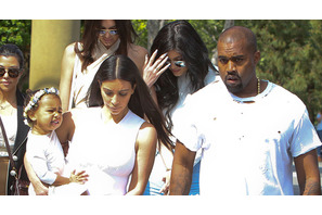 カニエ・ウェスト夫妻の娘、2歳でパーソナルトレーナーのもとエクササイズ？ 画像