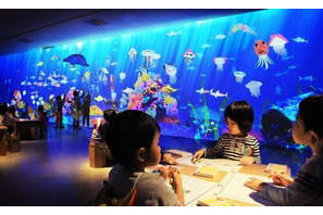 夏はクリエイティブな体験を！「チームラボ お絵かき水族館」がファミリア銀座本店にて開催 画像
