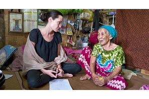 アンジェリーナ・ジョリー、ミャンマーの90歳の難民と対面 画像