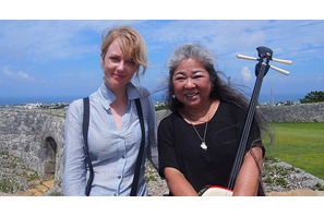 「マッサン」シャーロット・ケイト・フォックス、沖縄音楽に触れ歌声披露 画像