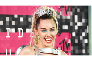 マイリー・サイラス、MTVビデオ・ミュージック・アワードで胸をあらわに 画像