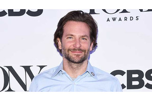 ブラッドリー・クーパー、恋人イリーナ・シェイクと母と3人で休暇を過ごす 画像