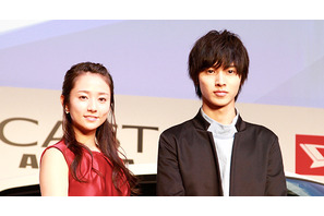 山崎賢人、木村文乃からのドライブデートの誘いにハニカミ 画像