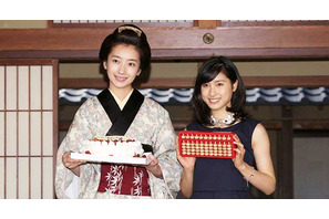 朝ドラヒロイン土屋太鳳＆波瑠、ドラマゆかりの品を交換！ 画像