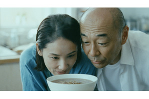 吉田羊＆高橋克実、社内恋愛を経て夫婦に!?　「サッポロ一番」新CM 画像