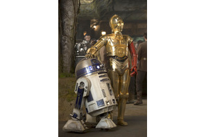 『スター・ウォーズ』の“名コンビ”に何が!?  左腕が赤いC-３POの最新写真解禁 画像