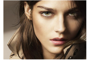 バーバリー、LINEでメイクアップコレクションを販売！ 画像