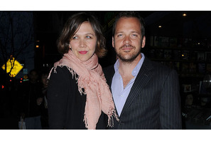 長年の交際を実らせたマギー・ギレンホール＆ピーター・サースガードが愛娘と共に挙式 画像