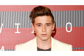 ブルックリン・ベッカム、年齢制限でナイトクラブ入れず 画像