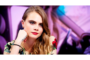 カーラ・デルヴィーニュ、自殺を考えた過去を告白 画像