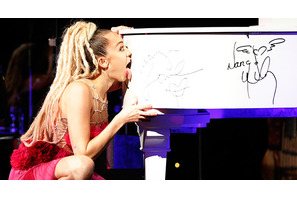 マイリー・サイラスがなめたピアノが600万超で落札 画像