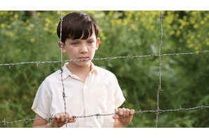 “フェンス”を隔てた友情に感涙必至　『縞模様のパジャマの少年』ワンシーンが到着 画像