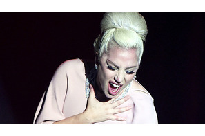 レディー・ガガ、「アメリカン・ホラー・ストーリー」スタッフに嘔吐物を渡す!? 画像